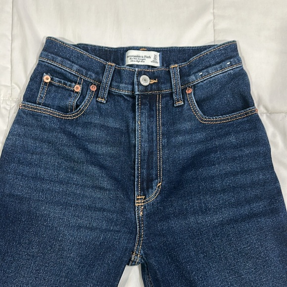 Abercrombie 90’s Straight Ultra High Rise Jeans - Picture 3 of 5